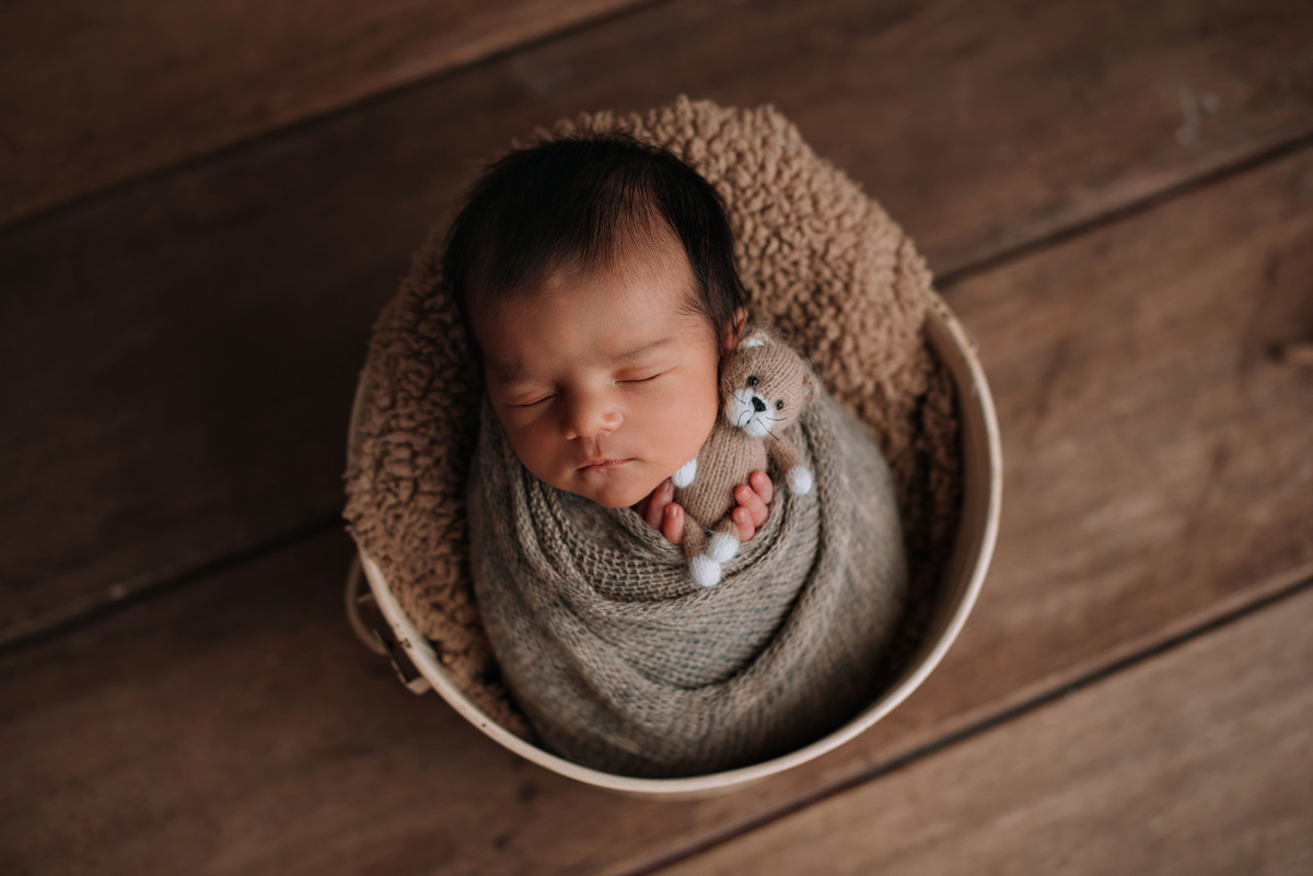 ensaio estúdio, sessão newborn menino, no baldinho enroladinho no wrap segurando gatinho. Akleine fotografias Imperatriz MA