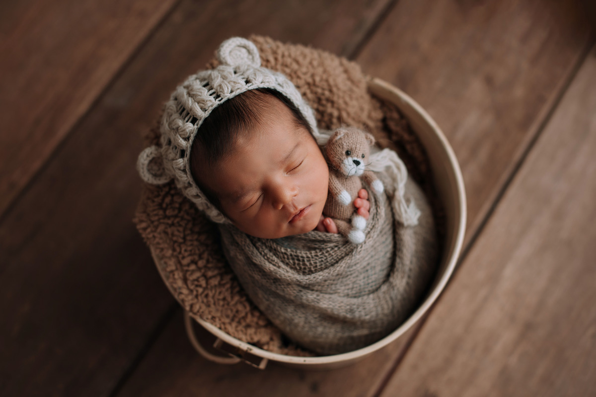 ensaio estúdio, sessão newborn menino URSINHO, no baldinho enroladinho no wrap segurando gatinho. Akleine fotografias Imperatriz MA