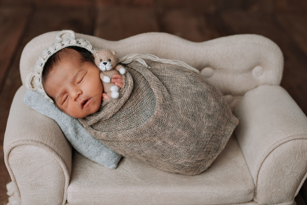 ensaio estúdio, sessão newborn menino URSINHO, no sofá enroladinho no wrap segurando gatinho. Akleine fotografias Imperatriz MA