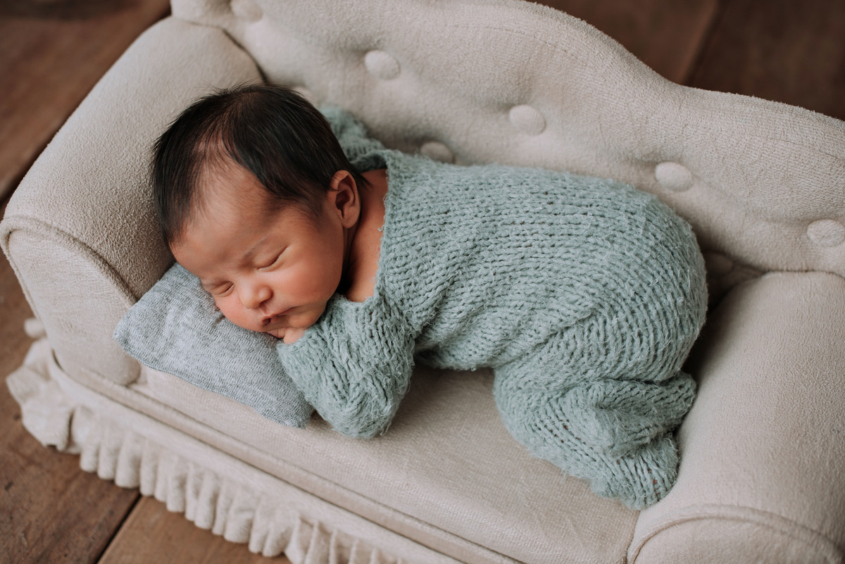 ensaio estúdio, sessão newborn menino no sofá pose de bundinha. Akleine fotografias Imperatriz MA