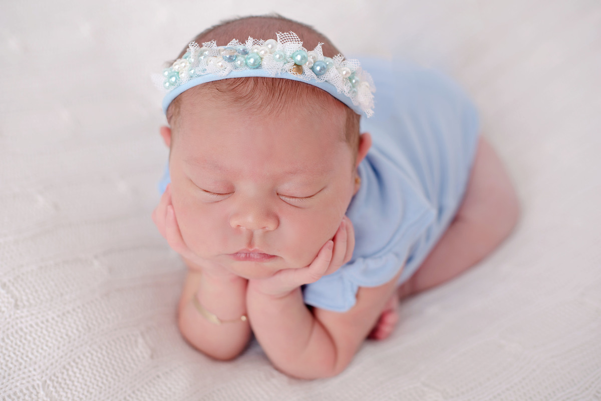 ensaio estúdio, sessão newborn menina no puf. pose mão no queixo. Akleine fotografias Imperatriz MA