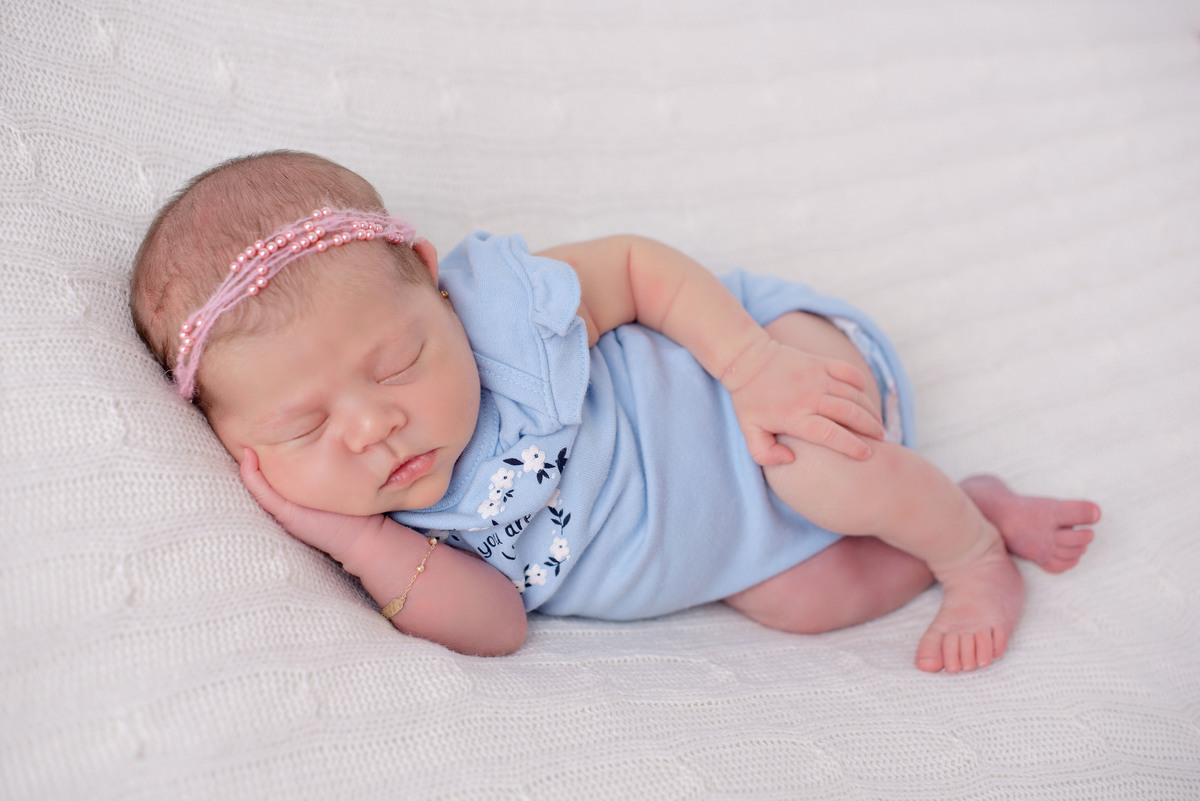 ensaio estúdio, sessão newborn menina no puf, de ladinho. Akleine fotografias Imperatriz MA
