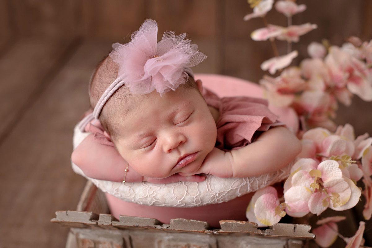 ensaio estúdio, sessão newborn menina no prop e baldinho. Akleine fotografias Imperatriz MA