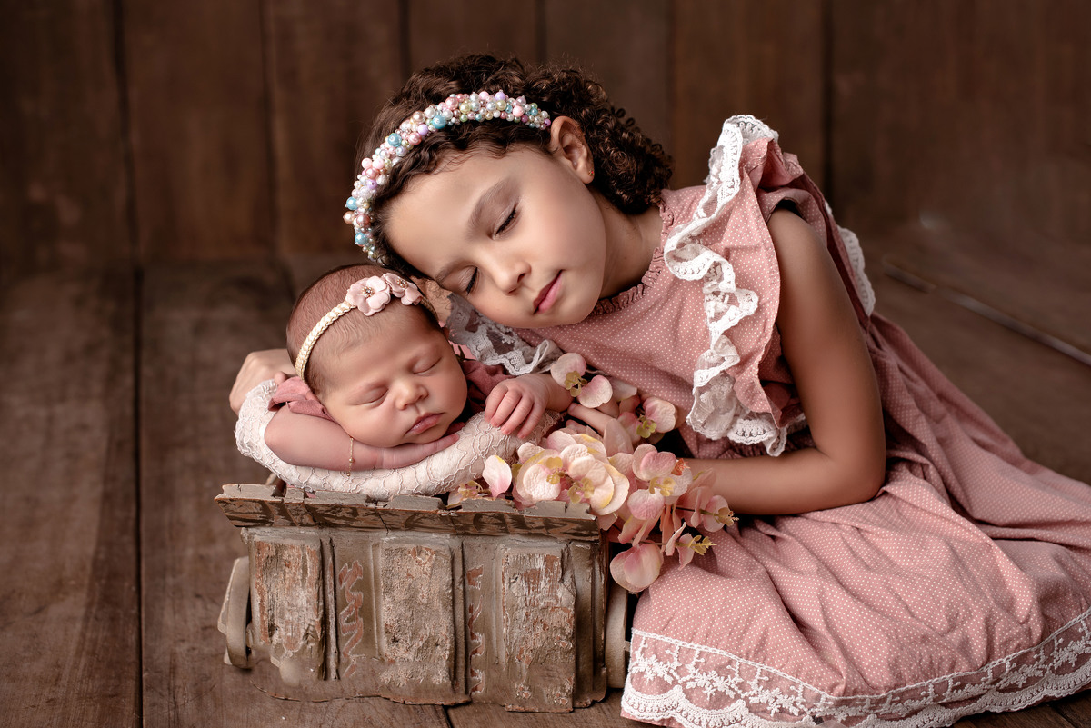ensaio estúdio, sessão newborn menina no prop e baldinho. newborn irmãs. Akleine fotografias Imperatriz MA