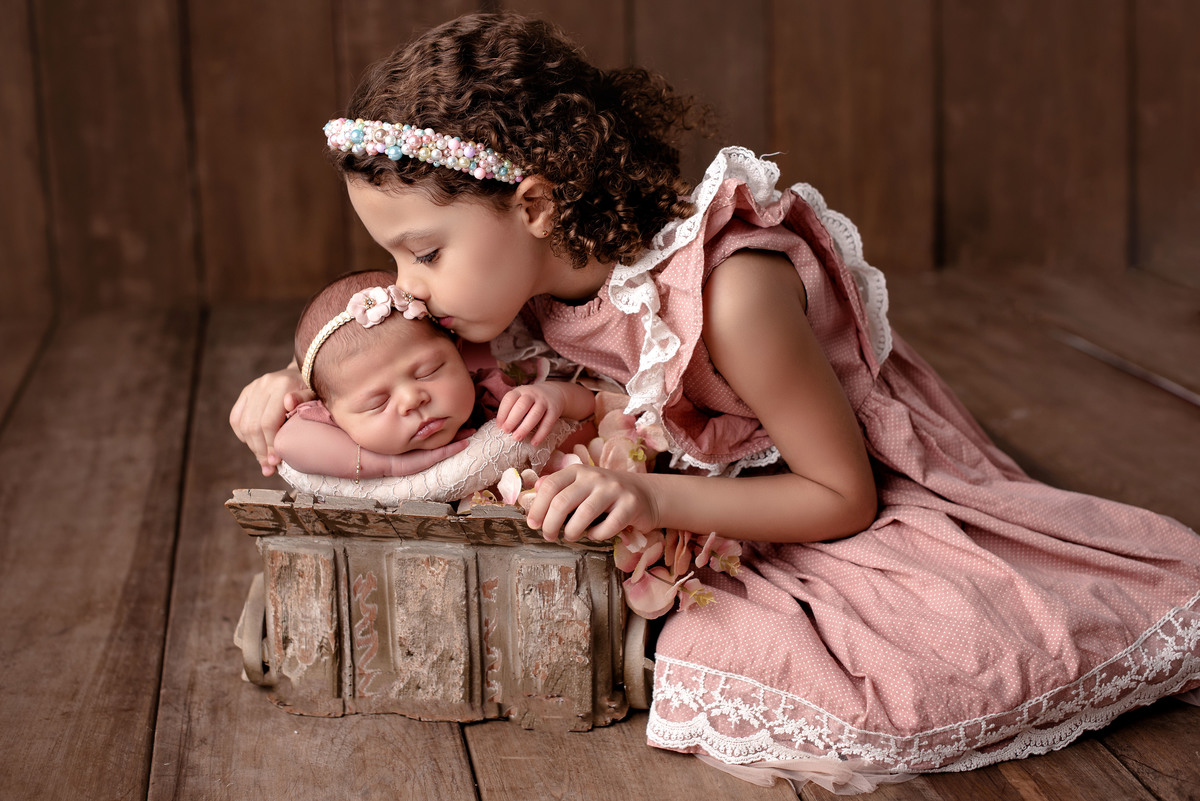 ensaio estúdio, sessão newborn menina no prop e baldinho. newborn irmãs. Akleine fotografias Imperatriz MA