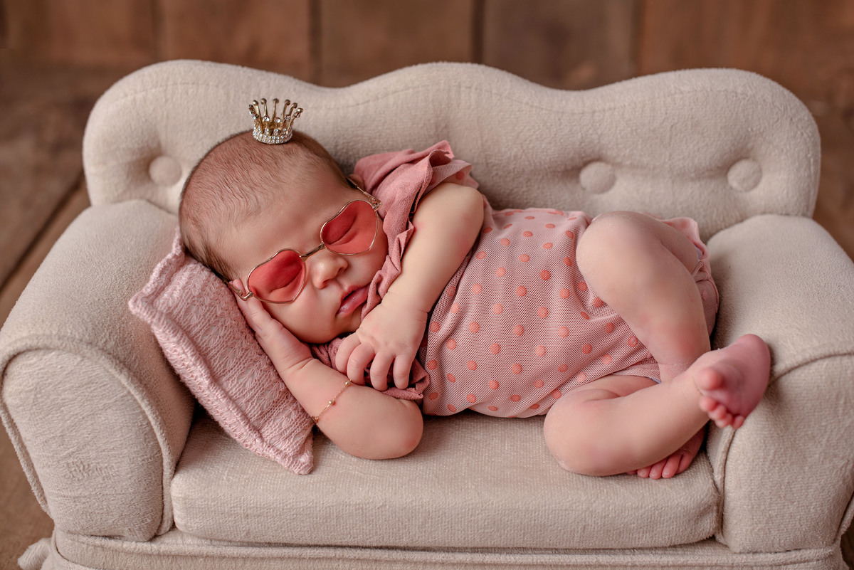 ensaio estúdio, sessão newborn menina. deitada no sofá com óculos. Akleine fotografias Imperatriz MA