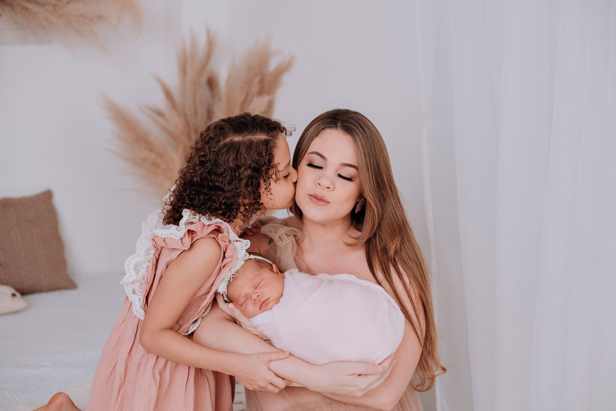 ensaio estúdio life style, sessão newborn menina. mãe e filhas. Akleine fotografias Imperatriz MA