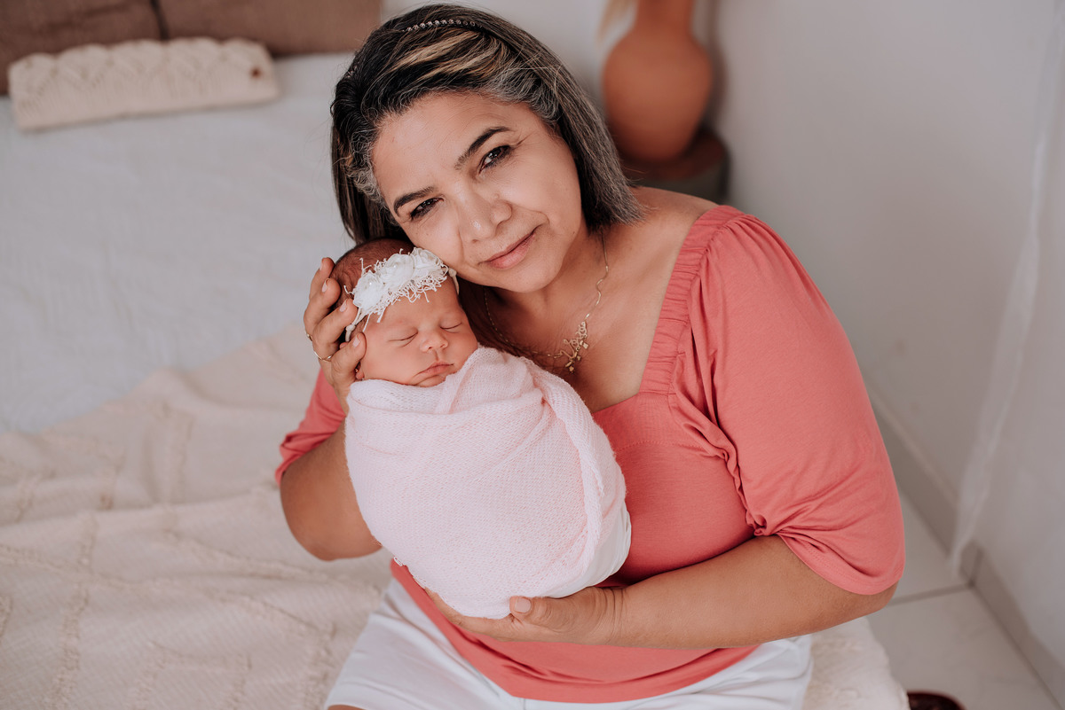 ensaio estúdio life style, sessão newborn menina com avó. Akleine fotografias Imperatriz MA