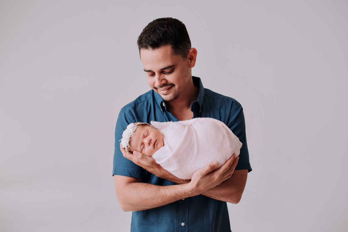 ensaio estúdio life style, sessão newborn pai e filha. Akleine fotografias Imperatriz MA
