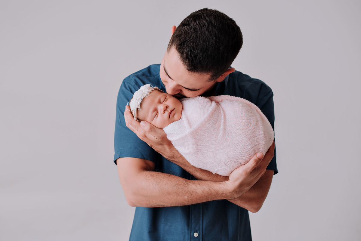 ensaio estúdio life style, sessão newborn pai e filha. Akleine fotografias Imperatriz MA