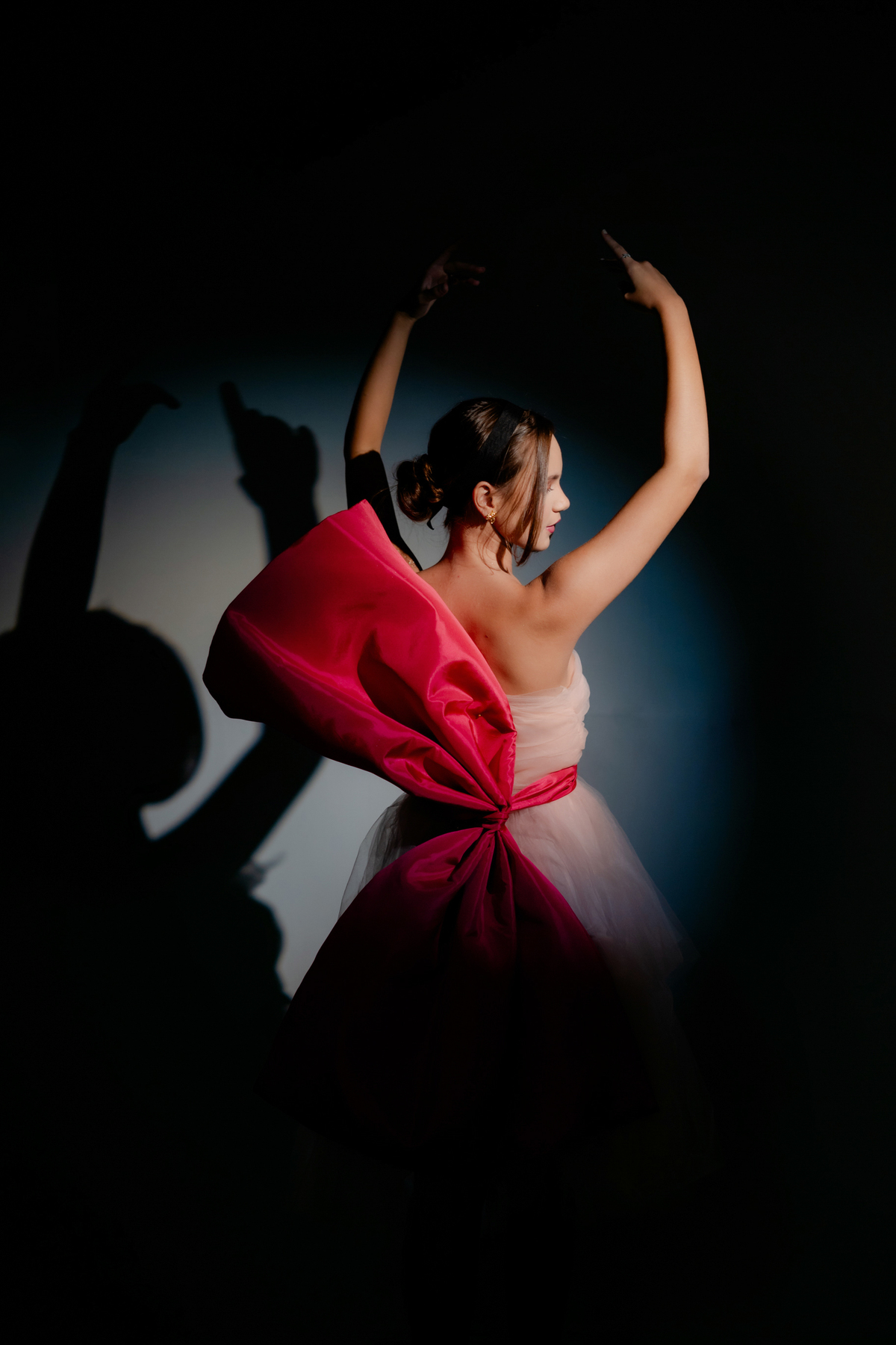 Fotos de 15 anos em estúdio em Goiânia. Ensaio fotográfico temático de Ballet realizado para o book de 15 anos de Giordana. Capturamos a elegância e a beleza desse momento especial em um estúdio profissional.

