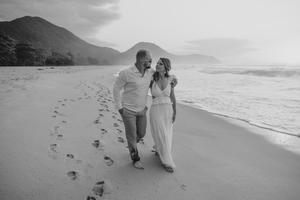 Casal abraçado durante ensaio ao pôr do sol em Ubatuba.