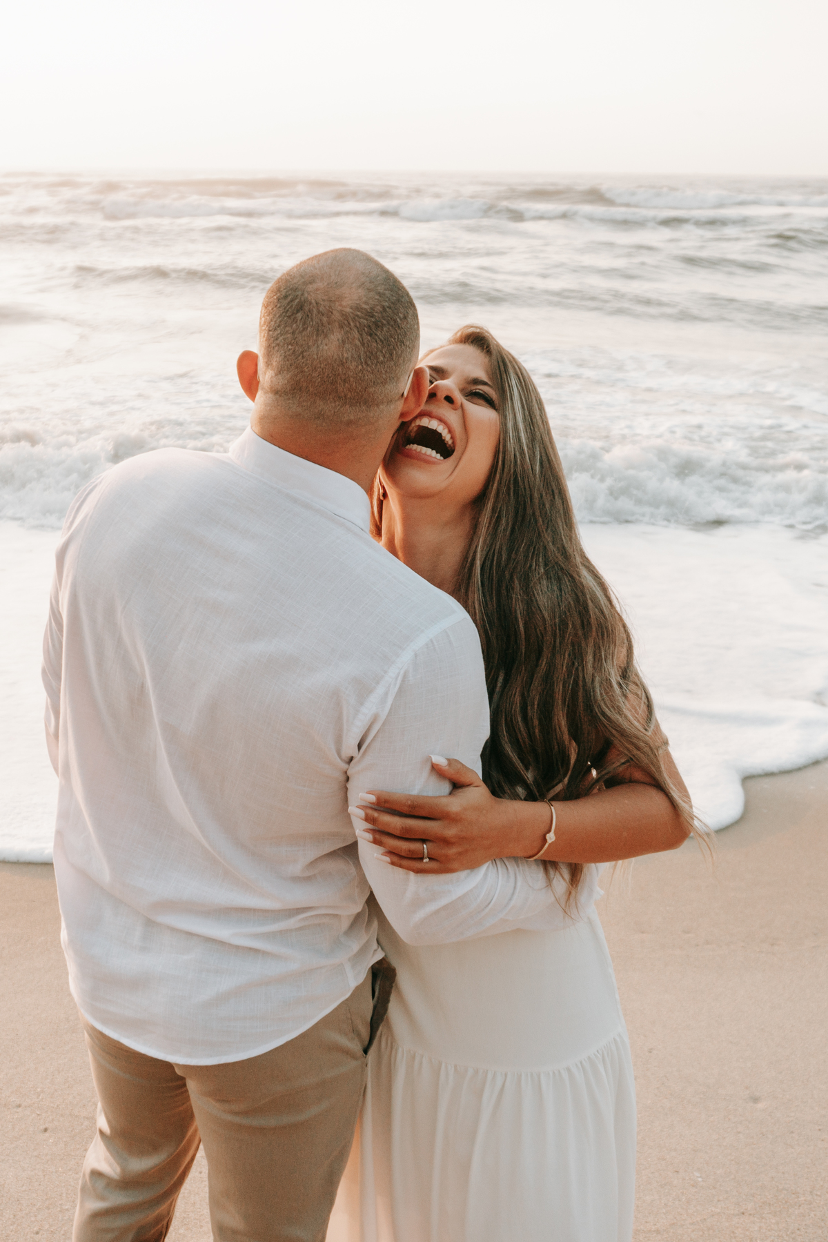 Ensaio pre-wedding espontâneo realizado junto às ondas do litoral norte de São Paulo.