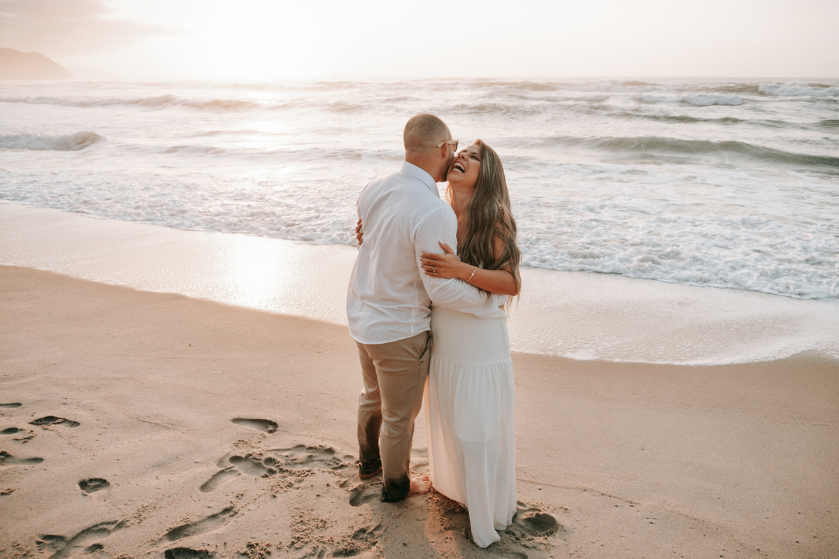Ensaio pre-wedding espontâneo realizado junto às ondas do litoral norte de São Paulo.