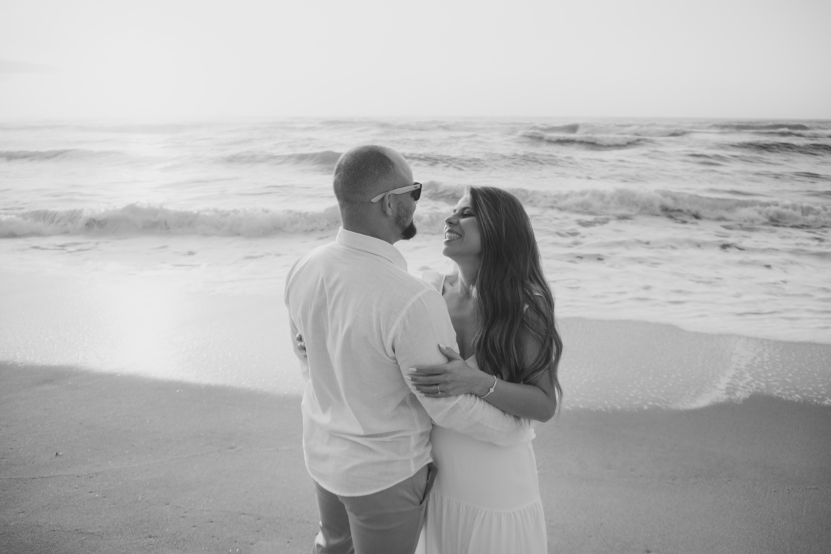 Ensaio pre-wedding espontâneo realizado junto às ondas do litoral norte de São Paulo.