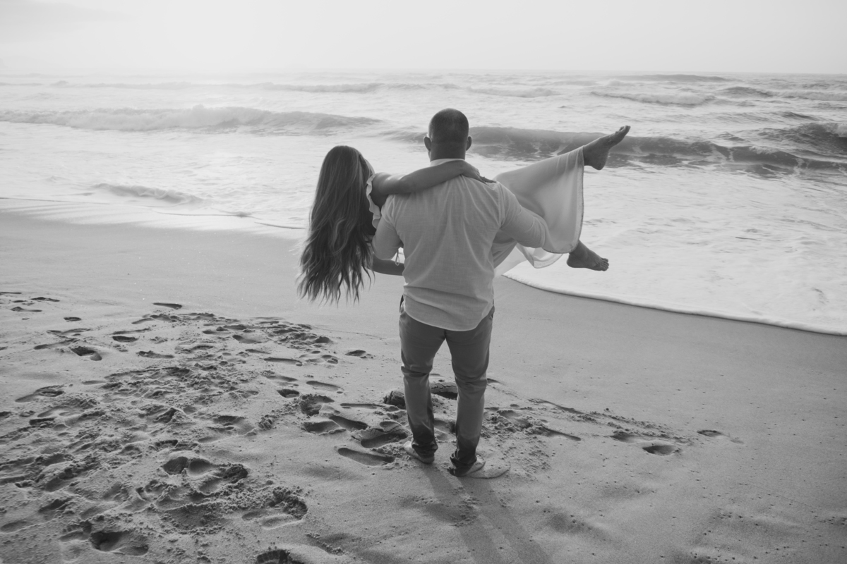 Ensaio pre-wedding espontâneo realizado junto às ondas do litoral norte de São Paulo.