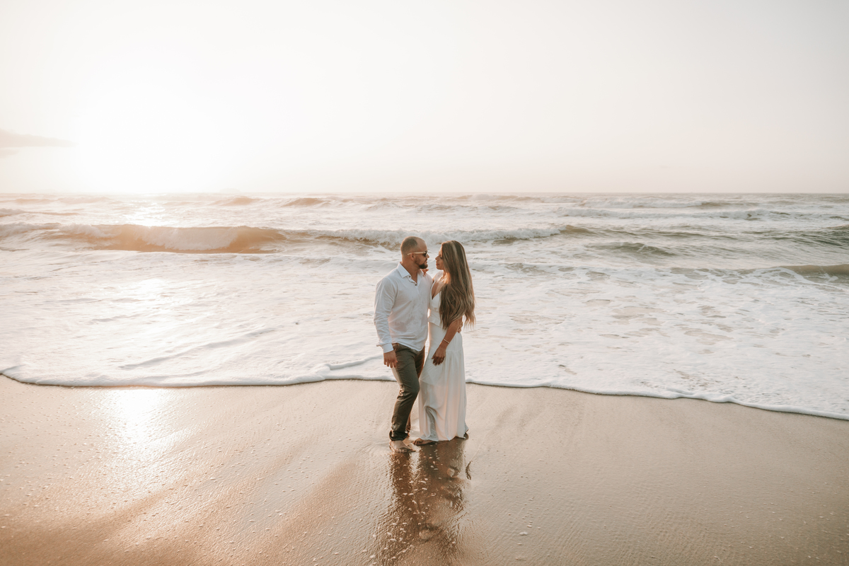 Casal durante ensaio na praia de Ubatuba