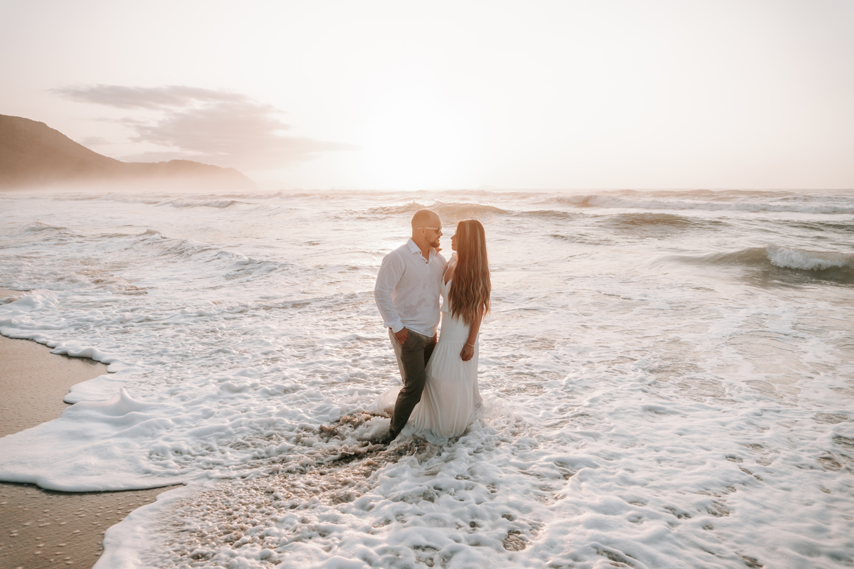 Ensaio pre-casamento realizado junto às ondas do litoral norte de São Paulo.
