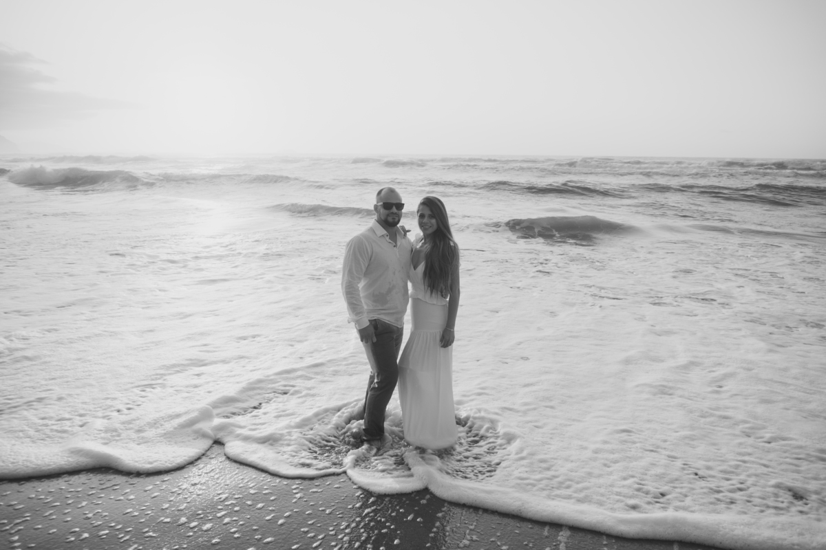 Ensaio pre-casamento realizado junto às ondas do litoral norte de São Paulo.
