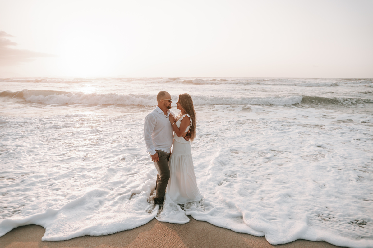 Ensaio pre-wedding realizado junto às ondas do litoral norte de São Paulo.