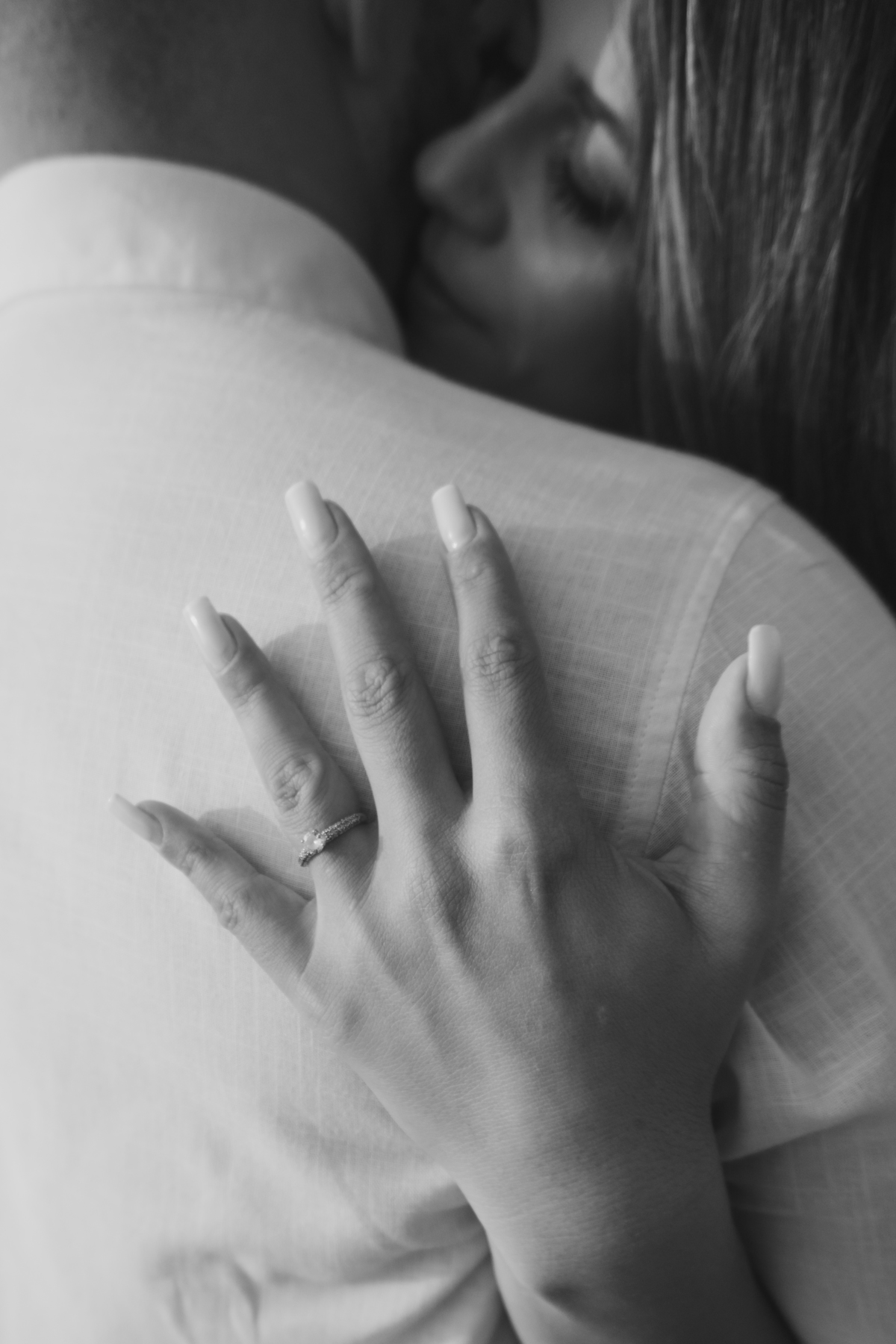 Pedido de casamento realizado junto às ondas do litoral norte de São Paulo