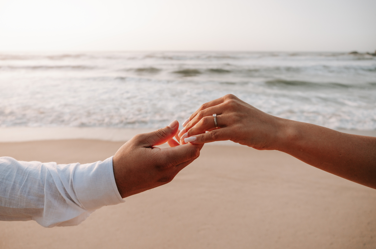 Pedido de casamento realizado junto às ondas do litoral norte de São Paulo