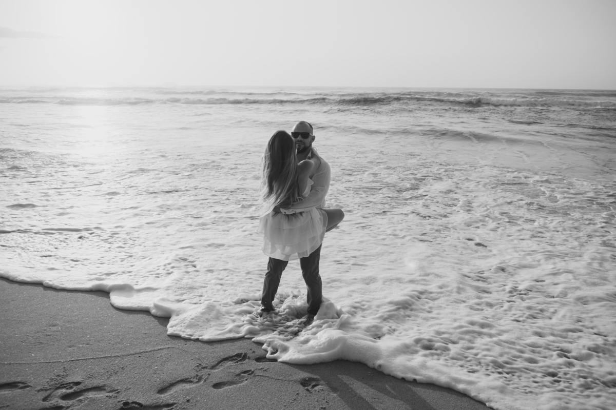 Ensaio pre-wedding realizado junto às ondas do litoral norte de São Paulo.