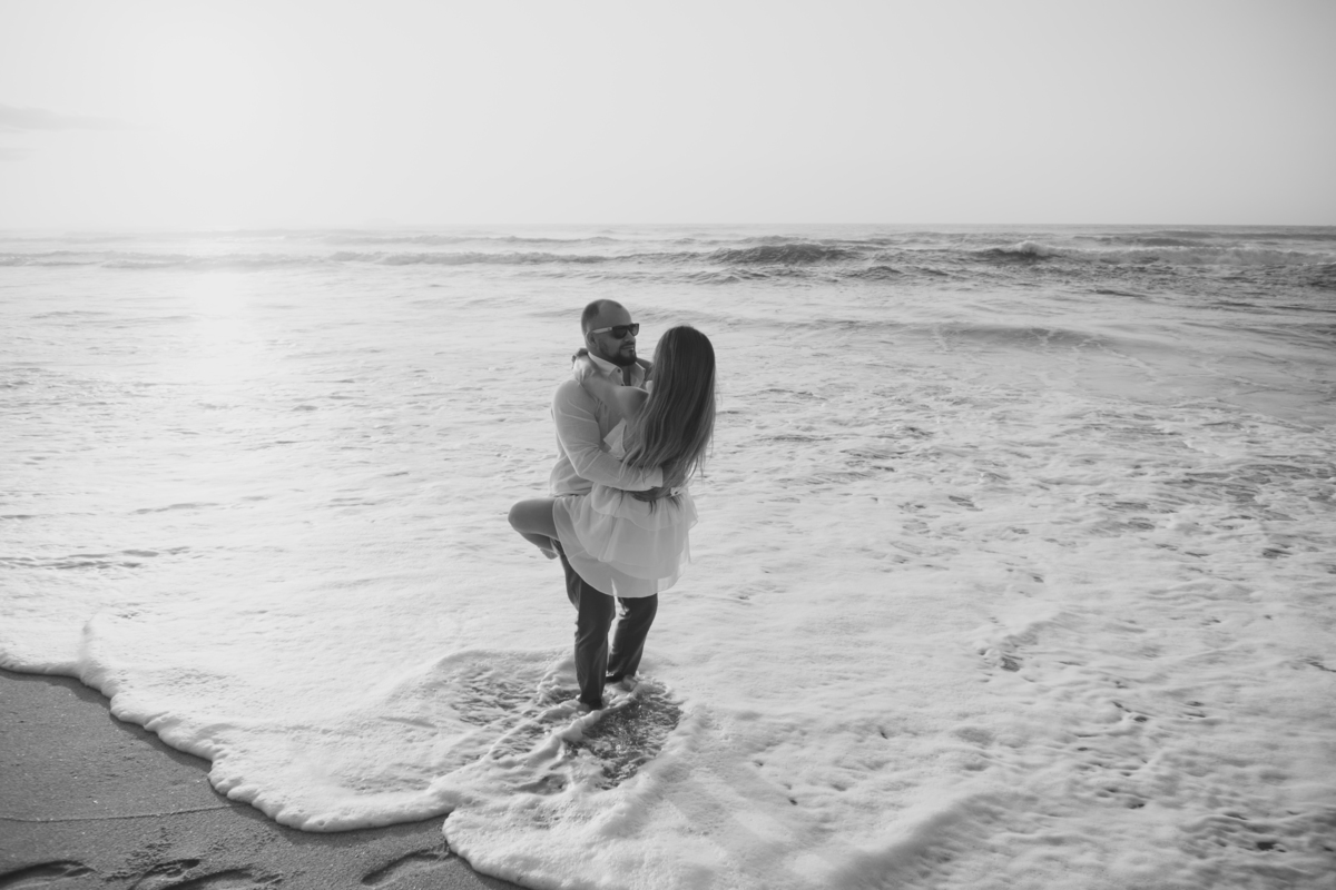Ensaio pre-wedding realizado junto às ondas do litoral norte de São Paulo