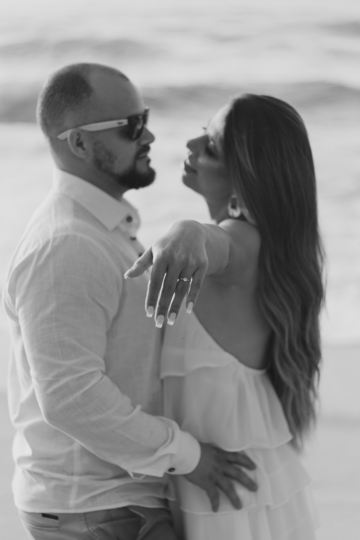 Pedido de casamento realizado junto às ondas do litoral norte de São Paulo