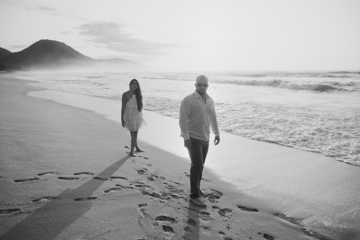 Ensaio pre-wedding realizado junto às ondas do litoral norte de São Paulo.