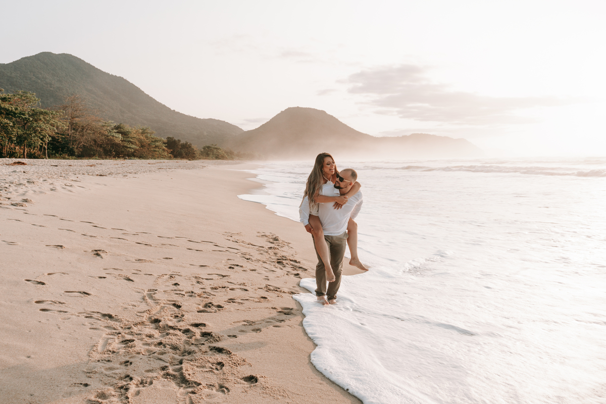 Ensaio pre-wedding realizado junto às ondas do litoral norte de São Paulo.