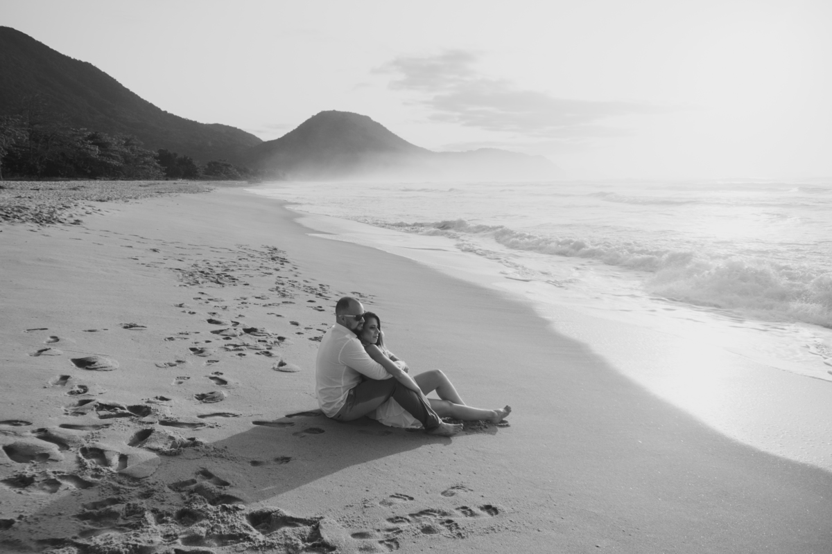 Ensaio pre-wedding realizado junto às ondas do litoral norte de São Paulo.