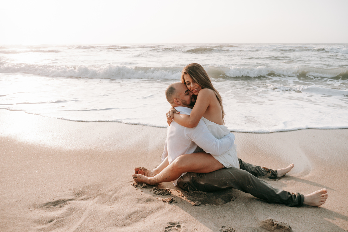Casal fotografado na Praia de Itamambuca em Ubatuba durante ensaio pré-wedding ao pôr do sol com luz natural.