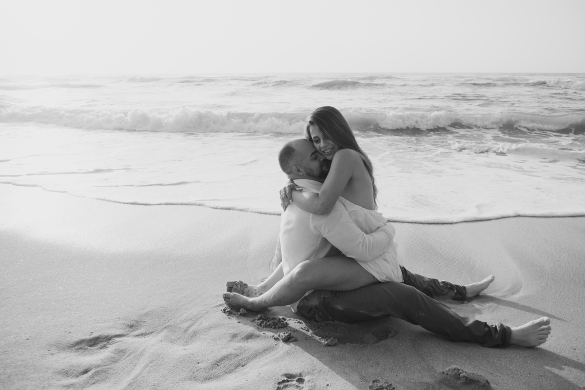 Casal fotografado na Praia de Itamambuca em Ubatuba durante ensaio pré-wedding ao pôr do sol com luz natural.