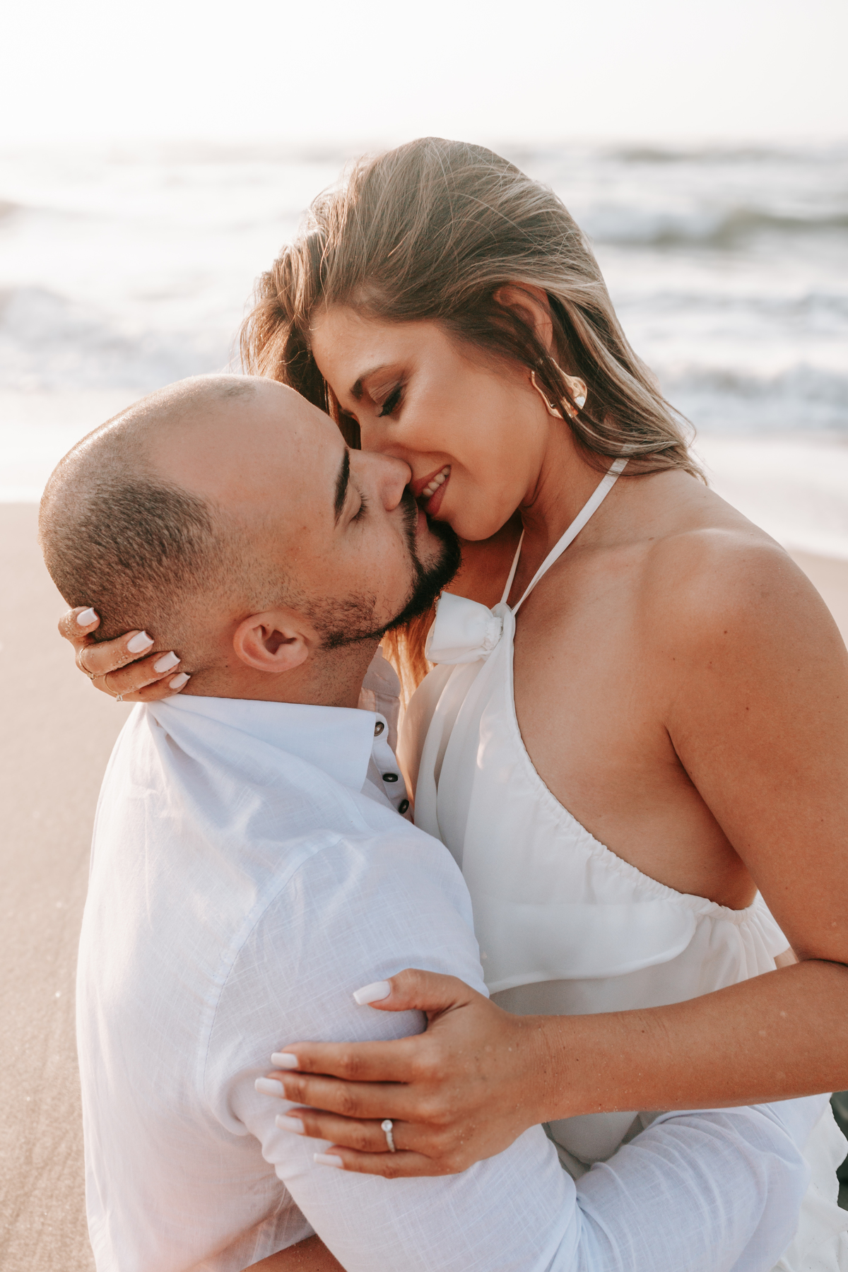 Casal fotografado na Praia de Itamambuca em Ubatuba durante ensaio pré-wedding ao pôr do sol com luz natural.