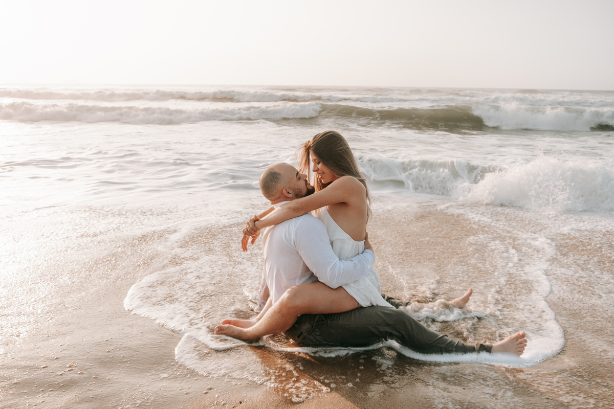 Casal fotografado na Praia de Itamambuca em Ubatuba durante ensaio pré-wedding ao pôr do sol com luz natural.