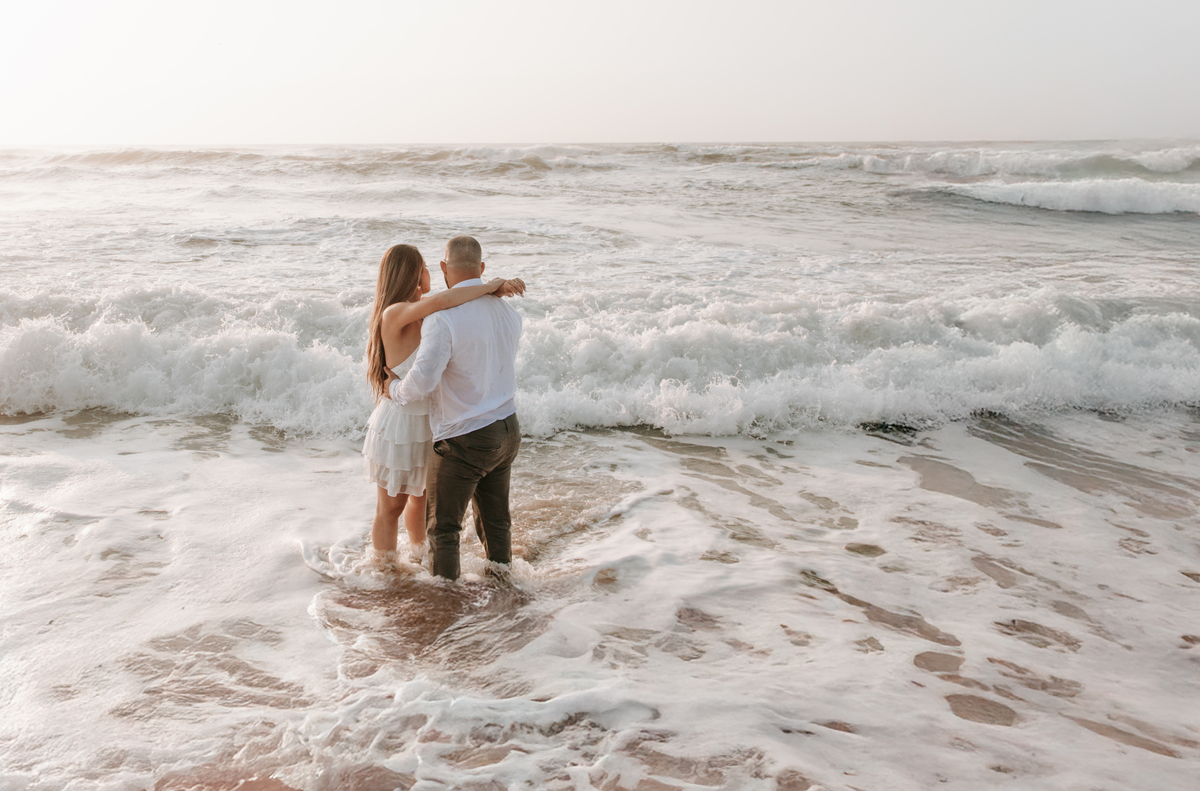 Casal fotografado na Praia de Itamambuca em Ubatuba durante ensaio pré-wedding ao pôr do sol com luz natural.