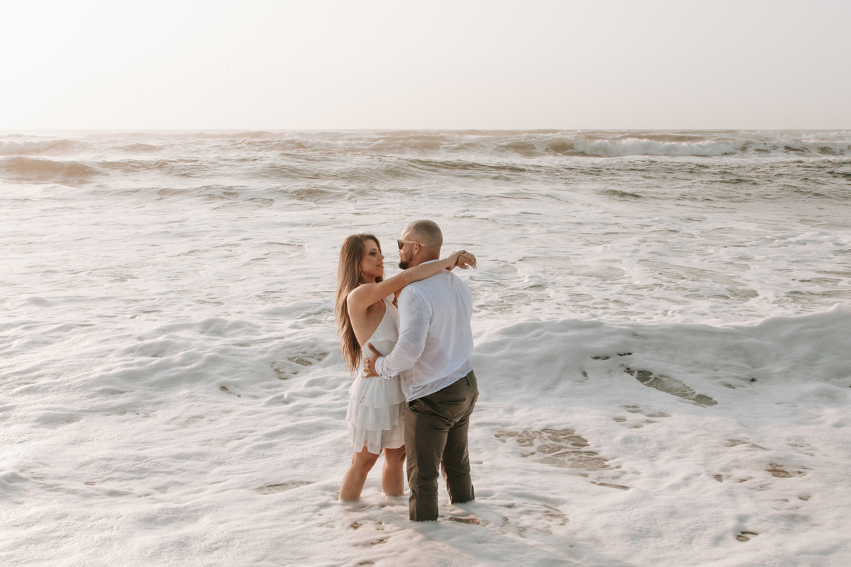 Casal fotografado na Praia de Itamambuca em Ubatuba durante ensaio pré-wedding ao pôr do sol com luz natural.