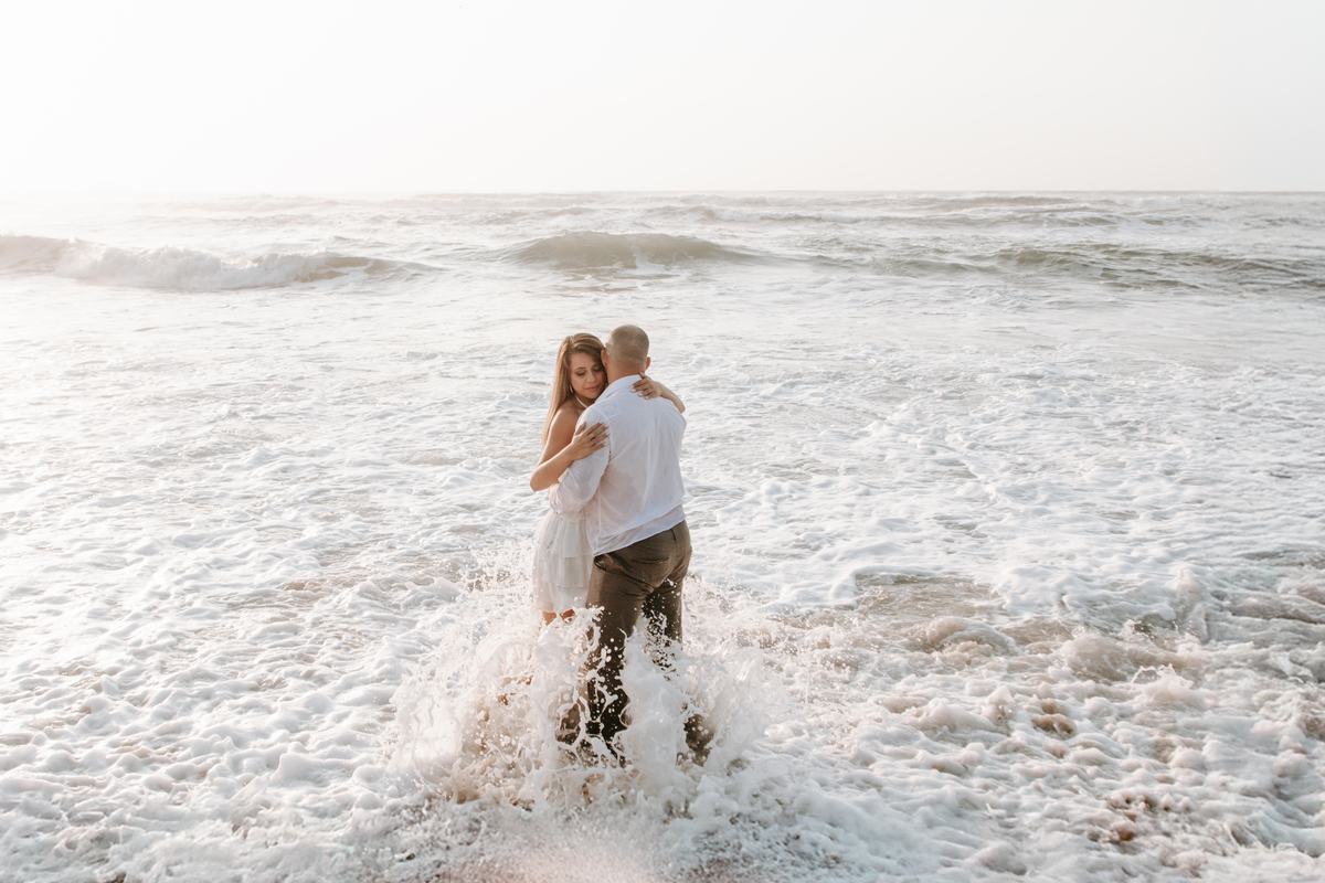 Casal durante ensaio na praia de Ubatuba
