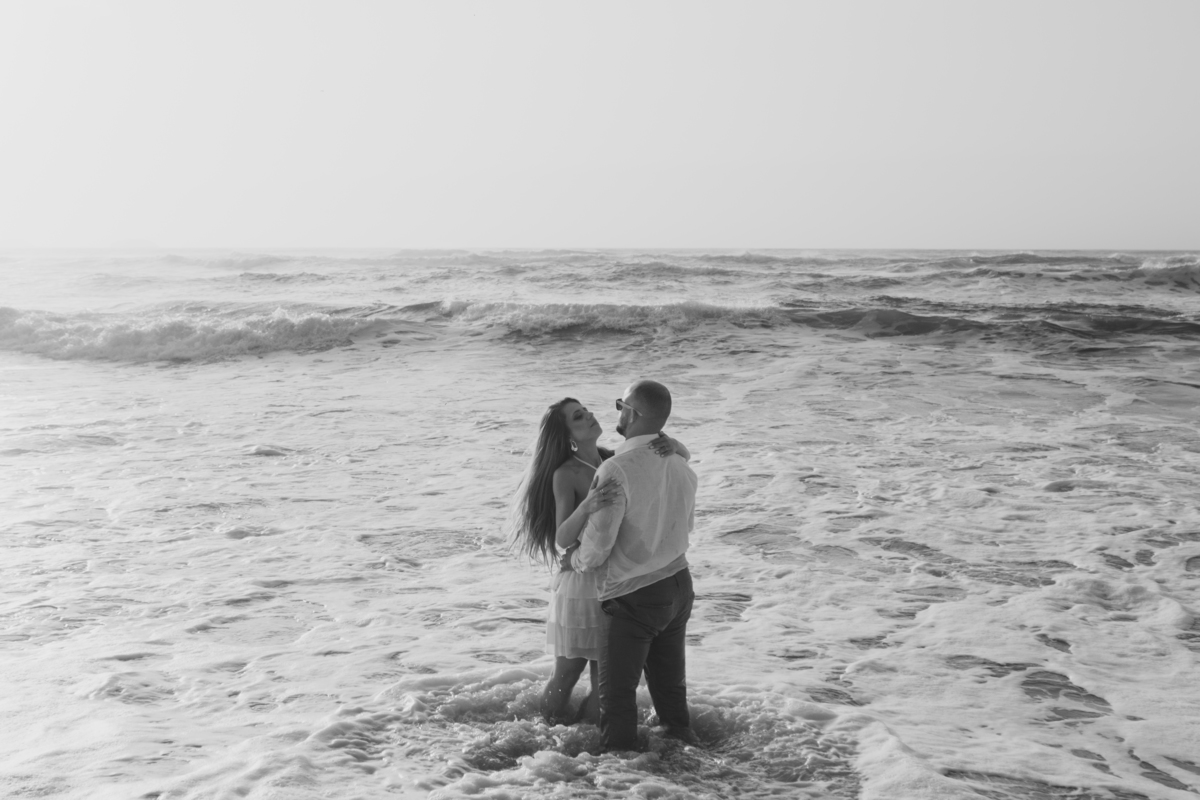 Casal durante ensaio na praia de Ubatuba