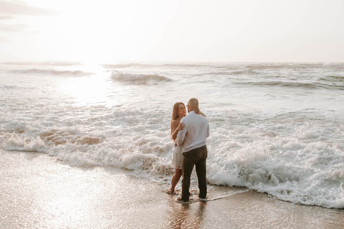 Casal durante ensaio na praia de Ubatuba