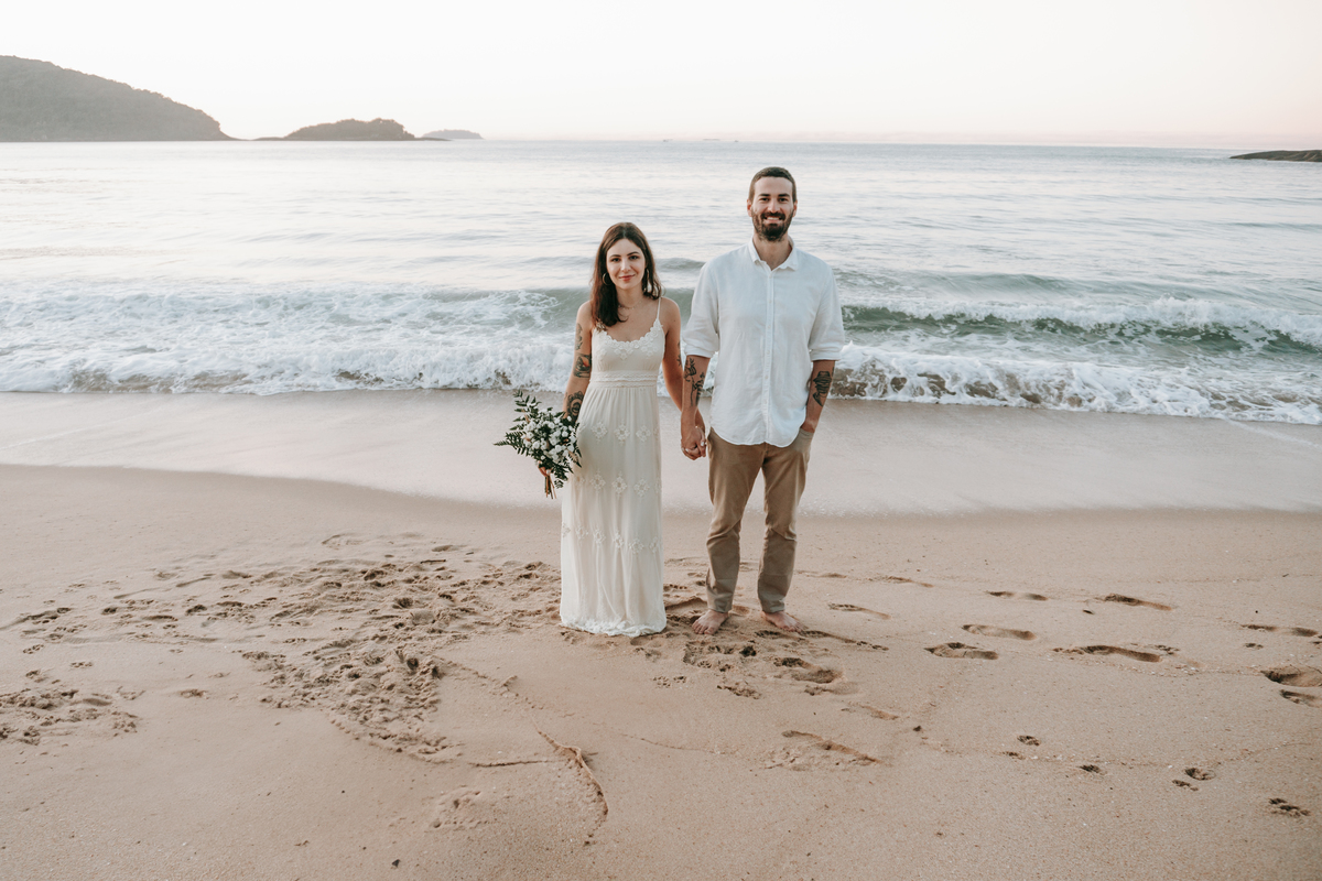 Casal fotografada na Praia de Itamambuca em Ubatuba durante ensaio pré-wedding ao pôr do sol com luz natural.