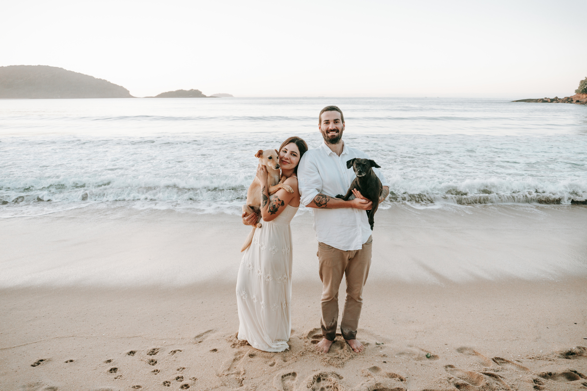 Ensaio casal realizado junto às ondas do litoral norte de São Paulo.
