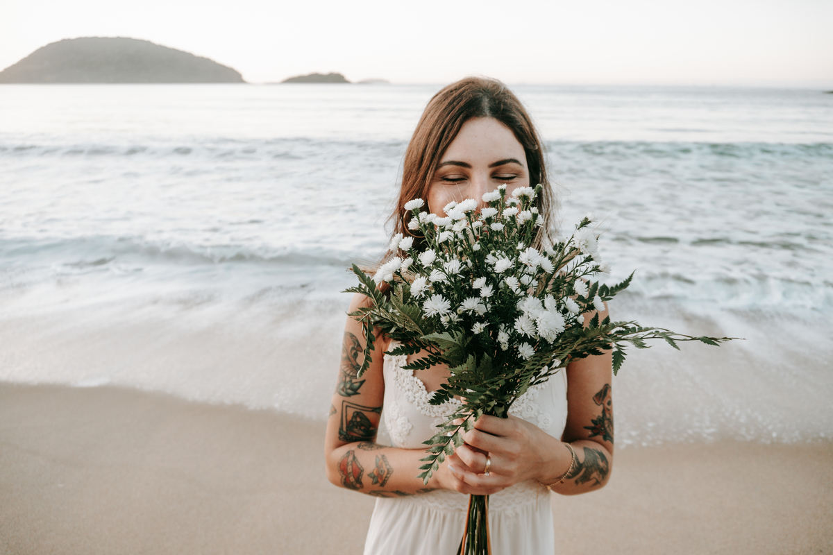 Fotografia de casamento em cenário de mar e luz natural.