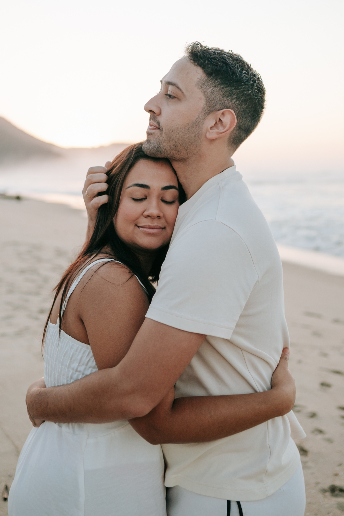 Momento emocionante de chá revelação na praia