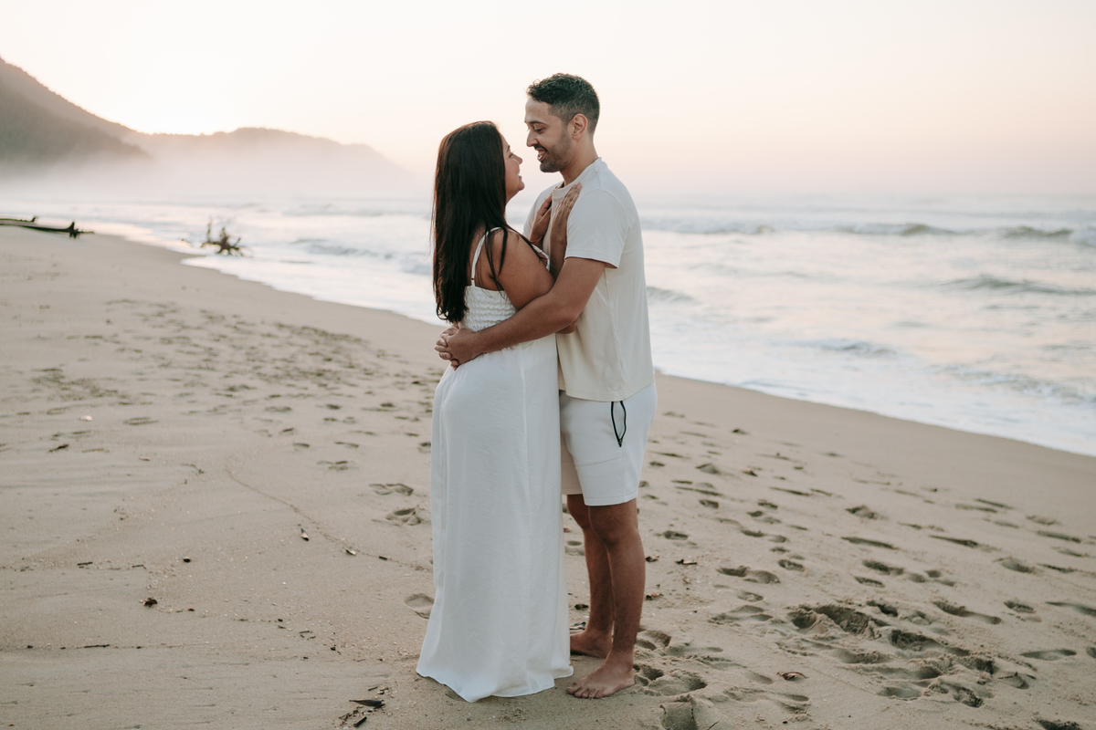 Momento emocionante de chá revelação na praia