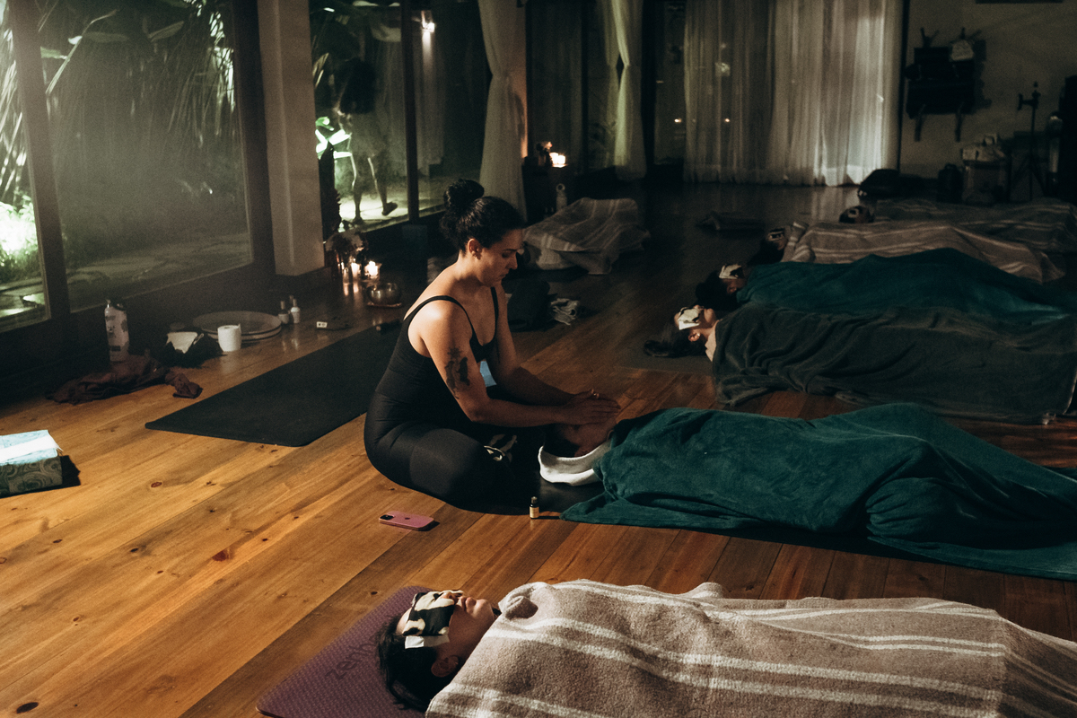 Grupo em prática de meditação durante retiro de yoga em Ubatuba