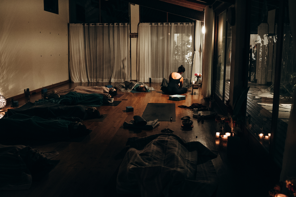 Grupo em prática de meditação durante retiro de yoga em Ubatuba