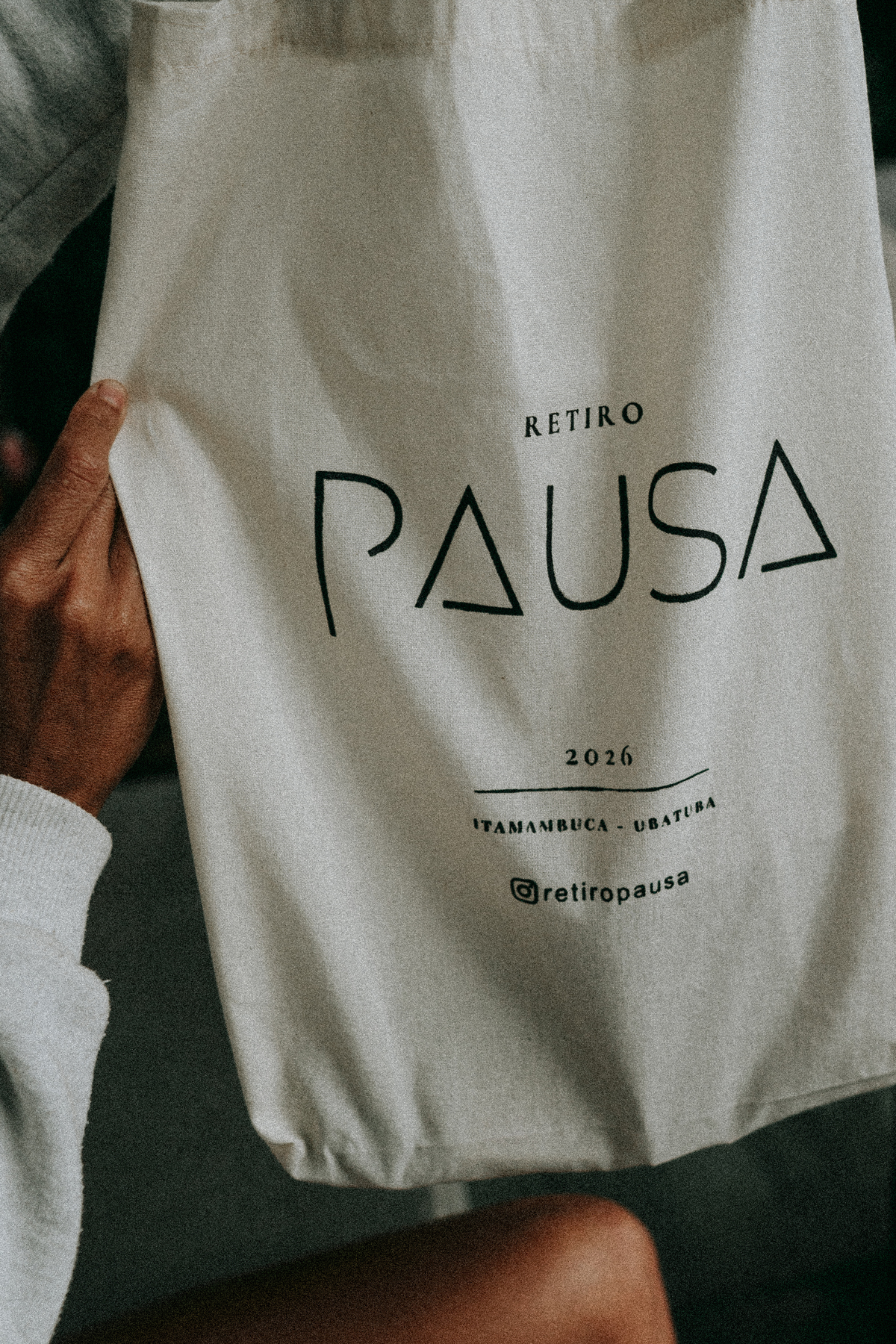 Detalhes de presentes e kits entregues para as participantes durante retiro de yoga em Itamambuca