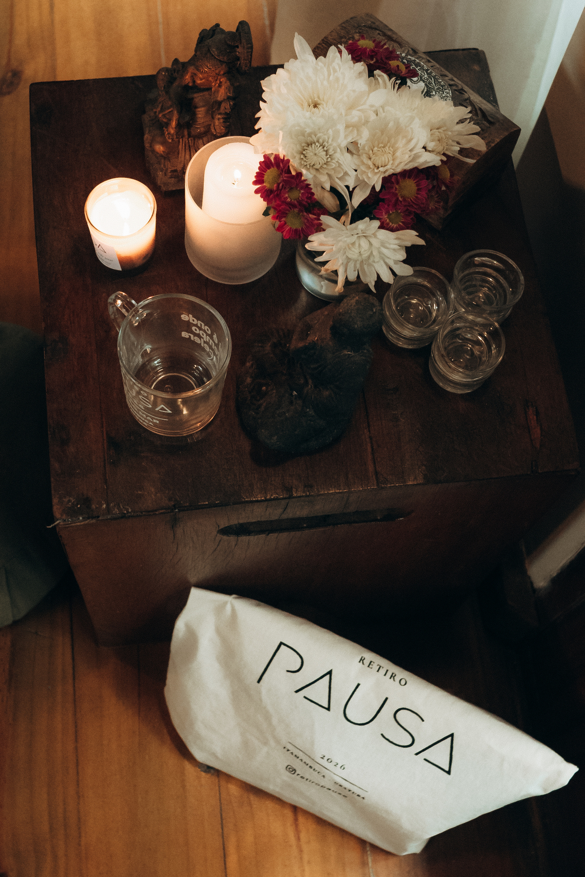 Detalhes da decoração com velas e flores durante retiro de Yoga em Ubatuba